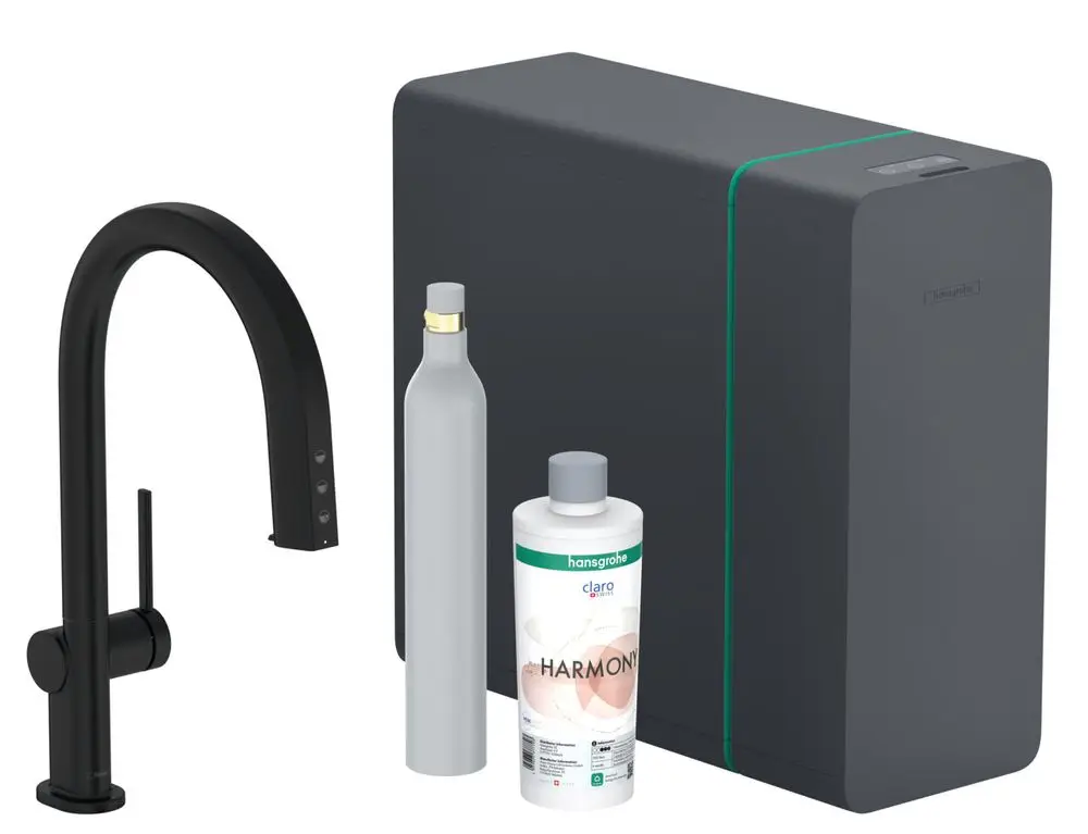 Schwarze Armatur von Hansgrohe mit Ausziehauslauf, daneben ein Soda-System, eine Flasche und eine Flüssigkeit, alles auf einer grauen Oberfläche.